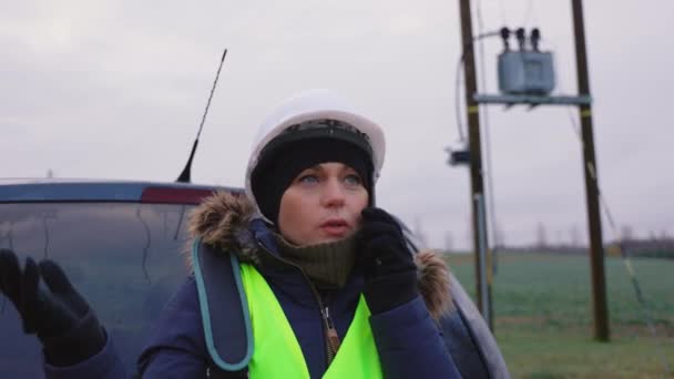 Boos Vrouwelijke Elektrotechnicus Gesprek Smartphone Buurt Van Hoogspanningstransformator — Stockvideo