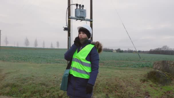 Kobieta Inżynier Elektryk Rozmawia Przez Telefon Zakończeniu Sprawdzania Linii Niskiego — Wideo stockowe