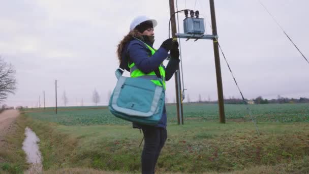 Женщина Инженер Электрик Фотографирует Высоковольтную Линию — стоковое видео