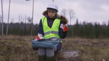 Kış ormanında kadın mühendis