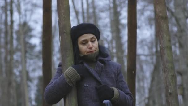 Ongelukkig Huilende Vrouw Schommels Het Park — Stockvideo