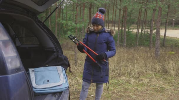 Kvinde Forbereder Sig Vandretur Skov Nær Bil – Stock-video