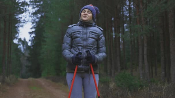 Femme Heureuse Avec Des Bâtons Marche Relaxant Dans Forêt — Video