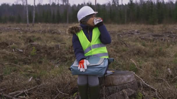 Trött Kvinna Ingenjör Börjar Sova Skogen — Stockvideo