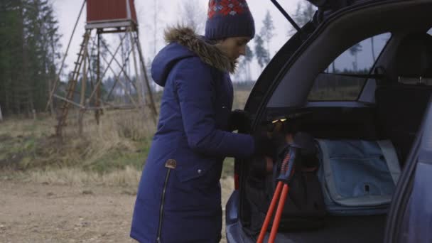 차에서 하이킹 장비를 운반하는 여자들 — 비디오