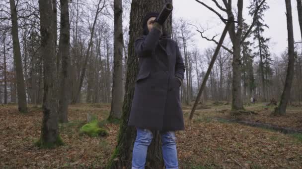 Donna Infelice Bere Vino Vicino Albero Nel Parco — Video Stock