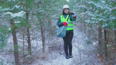 Genç çam standlarının fotoğraflarını çeken bir kadın.