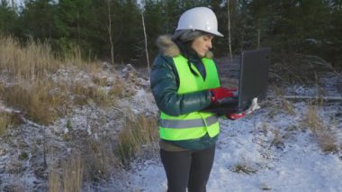 Dizüstü bilgisayarı olan kadın orman bilimcisi orman kontrolüne başladı