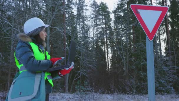 Ingénieur Planifiant Déplacement Temporaire Des Panneaux Routiers Sur Route Forestière — Video