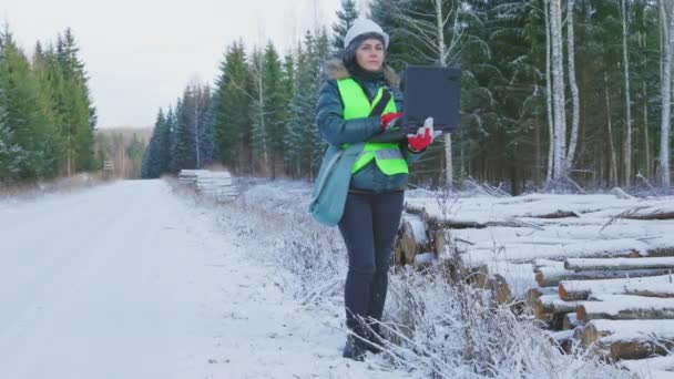 Женщина Лесничий Планирует Реконструкцию Леса — стоковое видео