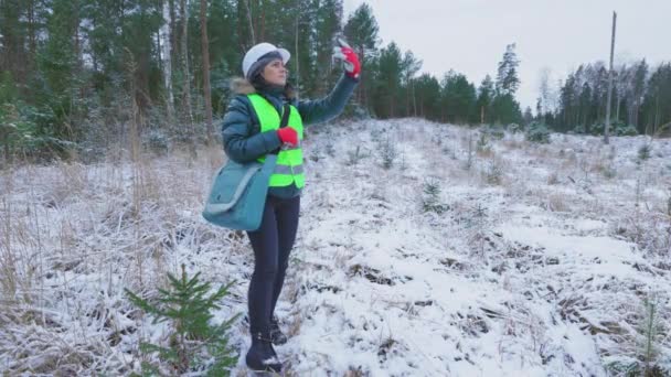 Kobieta Trzyma Smartfona Próbując Złapać Sygnał — Wideo stockowe