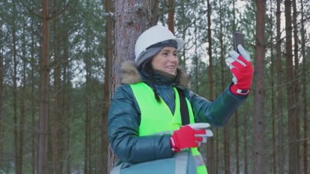 Mujer Feliz Científico Forestal Comunicarse Por Teléfono Inteligente Línea — Vídeos de Stock