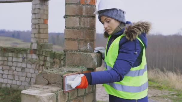 Pracownik Budowlany Kobieta Tarcie Cegły Pobliżu Starego Budynku — Wideo stockowe