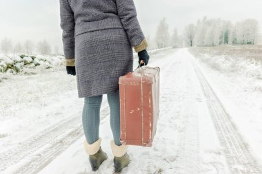  Kışın bavullu bir kadın.