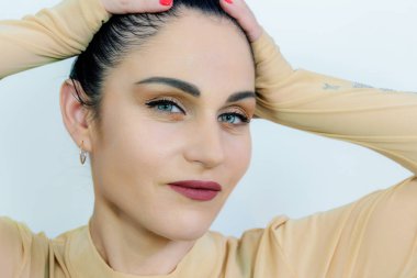 Makyaj yaptıktan sonra çekici bir kadın.