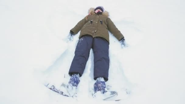 Criança Fazendo Anjo Neve Inverno — Vídeo de Stock