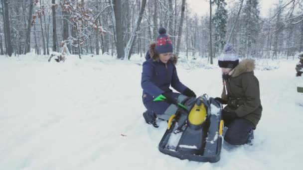 Madre Figlia Preparano Slittino — Video Stock