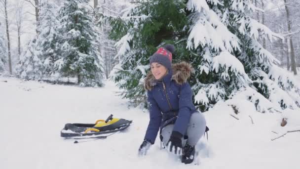 Mulher Feliz Jogando Bolas Neve Floresta — Vídeo de Stock