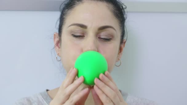 Mujer Empezar Soplar Globo Verde — Vídeo de stock