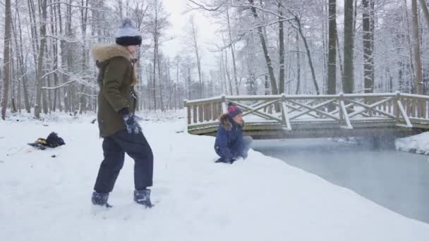 Matka Dcera Házet Sníh Zamrzlé Řece — Stock video