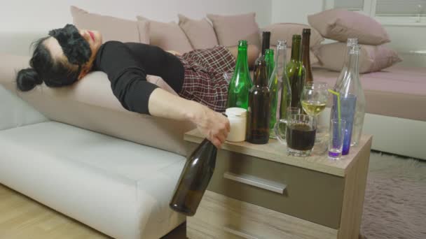 Wanita Mabuk Dengan Botol Anggur Tangannya Sofa — Stok Video