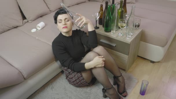 Mujer Alcohólica Triste Desperdiciada Sentada Casa Suelo — Vídeos de Stock