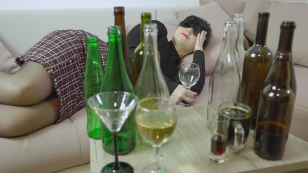 Μεθυσμένη Γυναίκα Πονοκέφαλο Μετά Πάρτι Κάνει Μασάζ Στο Επώδυνο Κεφάλι — Αρχείο Βίντεο