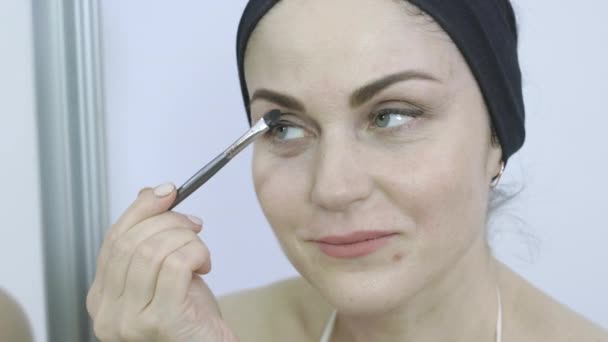 Kaşlarını Fırçalayan Kadın — Stok video