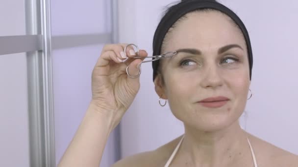 Mulher Arrancando Sobrancelhas Com Tweezers Eyebrows Conceito Cuidados Beleza — Vídeo de Stock