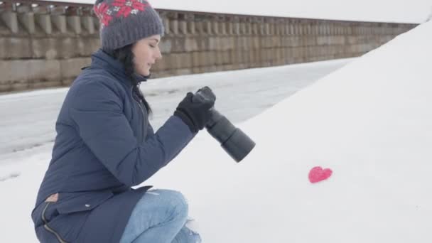 Mujer Fotógrafa Tomar Foto Corazón Papel Nieve — Vídeos de Stock