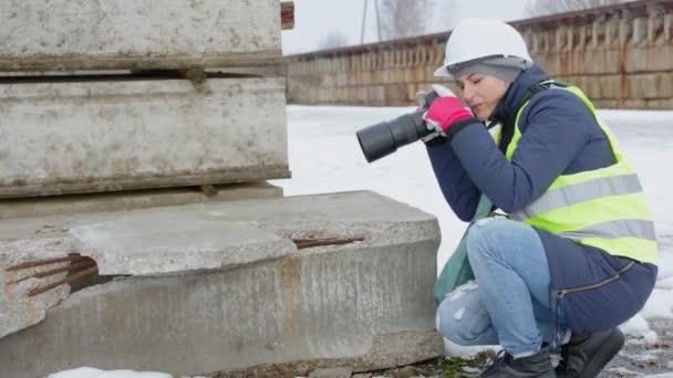 Bauingenieurin Fotografiert Beschädigte Baubetonblöcke — Stockvideo