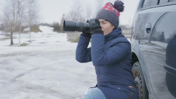 Mujer Tomando Fotos Con Cámara Cerca Del Coche Invierno — Vídeo de stock