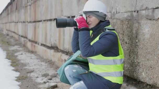 Vrouwelijke Ingenieur Met Veiligheidshelm Fotocamera Bouwplaats — Stockvideo