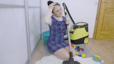 Kadın süpürge fırçasını tamir etmeye çalışıyor.