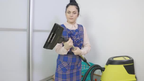 Женщина Пытается Починить Щетку Пылесоса — стоковое видео