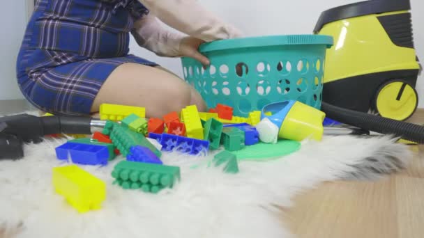 Kobieta Pracująca Domu Sprzątająca Zabawki — Wideo stockowe