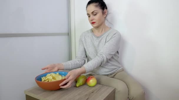 Γυναίκα Αρνείται Από Πρόχειρο Φαγητό Και Παίρνει Φρούτα — Αρχείο Βίντεο