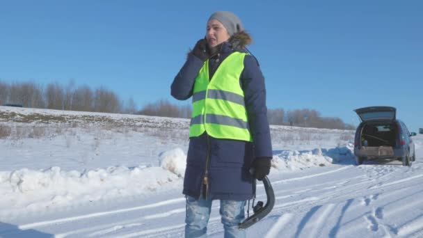 Kobieta Wołająca Pomoc Zimie Rozbity Samochód — Wideo stockowe