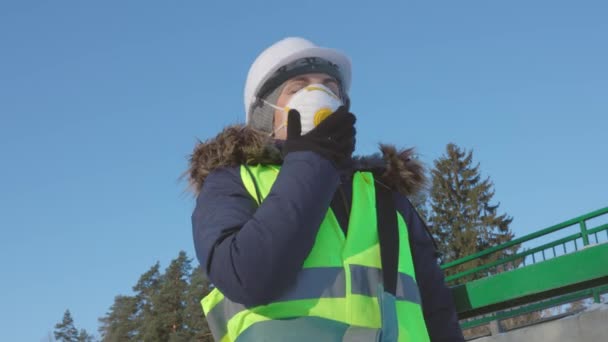 Женщина Защитной Маске Кашляет Холодный Зимний День — стоковое видео