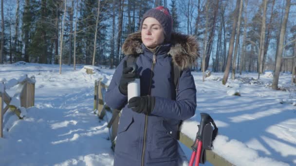 Kadın Yürüyüşçü Çay Içiyor Soğuk Kış Gününde Baş Parmağını Gösteriyor — Stok video
