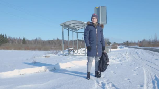 Γυναίκα Περιμένει Λεωφορείο Στην Κρύα Ημέρα Του Χειμώνα — Αρχείο Βίντεο