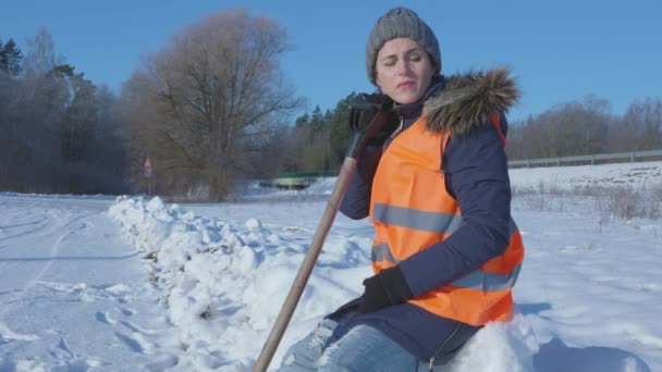 Mulher Zelador Sentado Relaxante Frio Dia Inverno — Vídeo de Stock