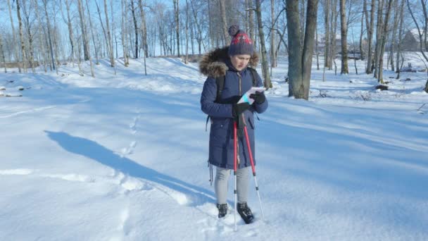 Escursionista Donna Con Mappa Nella Giornata Invernale — Video Stock