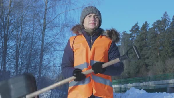 Vrouwelijke Conciërge Met Sneeuwschop Koude Winterochtend — Stockvideo