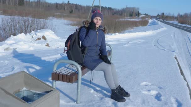 Vrouw Bushalte Bij Besneeuwde Weg Winter — Stockvideo
