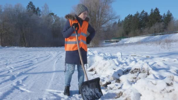 Petugas Kebersihan Wanita Memeriksa Daerah Salju Tertutup Hari Musim Dingin — Stok Video