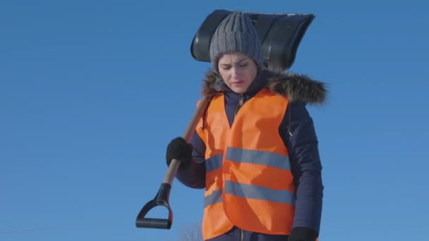 Γυναίκα Επιστάτης Φτυάρι Χιόνι Χειμώνα Μπλε Ουρανό — Αρχείο Βίντεο