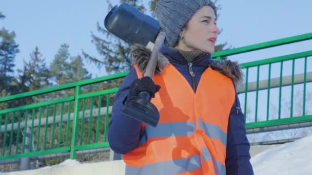 Mulher Zelador Segurando Neve Esperando Ponte — Vídeo de Stock