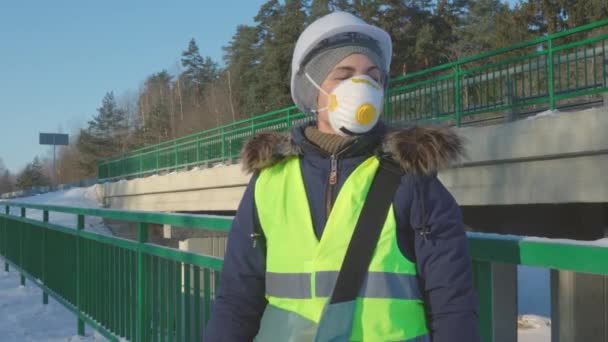 Žena Inženýr Ochranné Masce Mostě Chladném Zimním Dni — Stock video