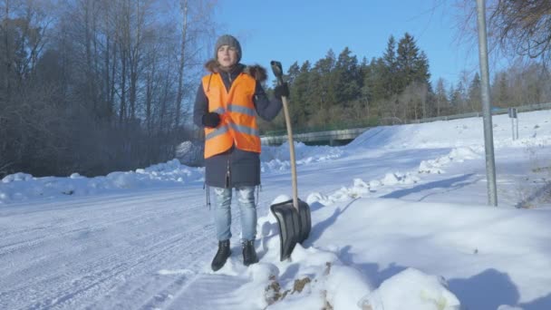 Trött Kvinna Vaktmästare Paus Kall Morgon — Stockvideo